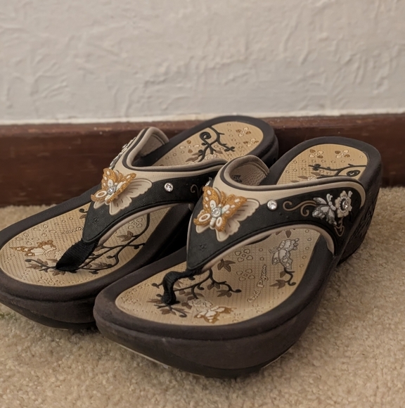 Gold Pigeon Shoes SIGNATURE Comfort Ergonomic Walking Flip Flops Y2K Butterfly - Picture 1 of 10